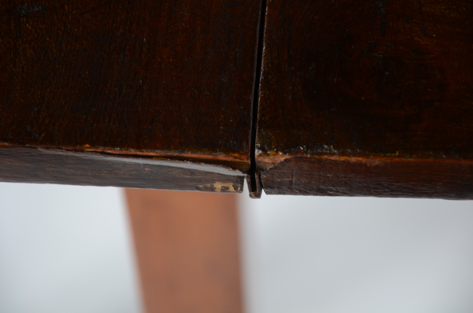 Mesa rústica de madeira com abas laterais e pernas retas. Desgastes. - foto 4 de 5