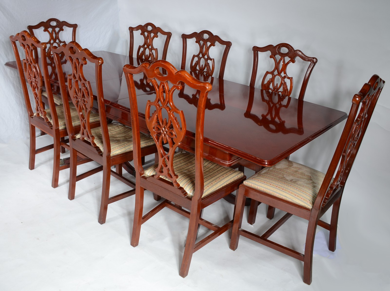 Mesa de jantar de madeira nobre, tampo retangular com uma tábua... - foto 1 de 8