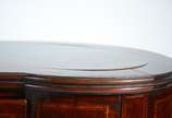 Mesa feitio "rim" de madeira filetada com uma g... - Mesa feitio "rim" de madeira filetada com uma gaveta. Desgastes. Pernas frontais estão "tortas".
