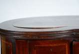 Mesa feitio "rim" de madeira filetada com uma g... - Mesa feitio "rim" de madeira filetada com uma gaveta. Desgastes. Pernas frontais estão "tortas".