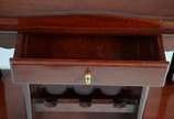 Móvel/bar de madeira, tampo/bandeja removível a... - Móvel/bar de madeira, tampo/bandeja removível apoiado sobre aparador com uma gaveta e quatro pernas recurvas com porta garrafas ao centro, sobre...