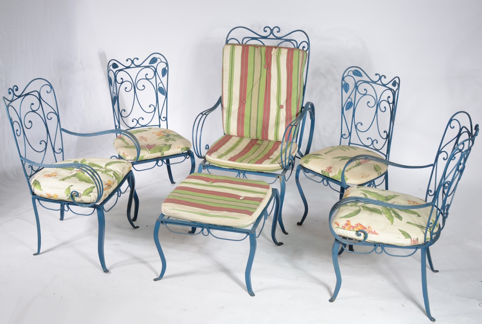 Conjunto de mesa com cinco cadeiras de ferro pintado de azul... - foto 1 de 11