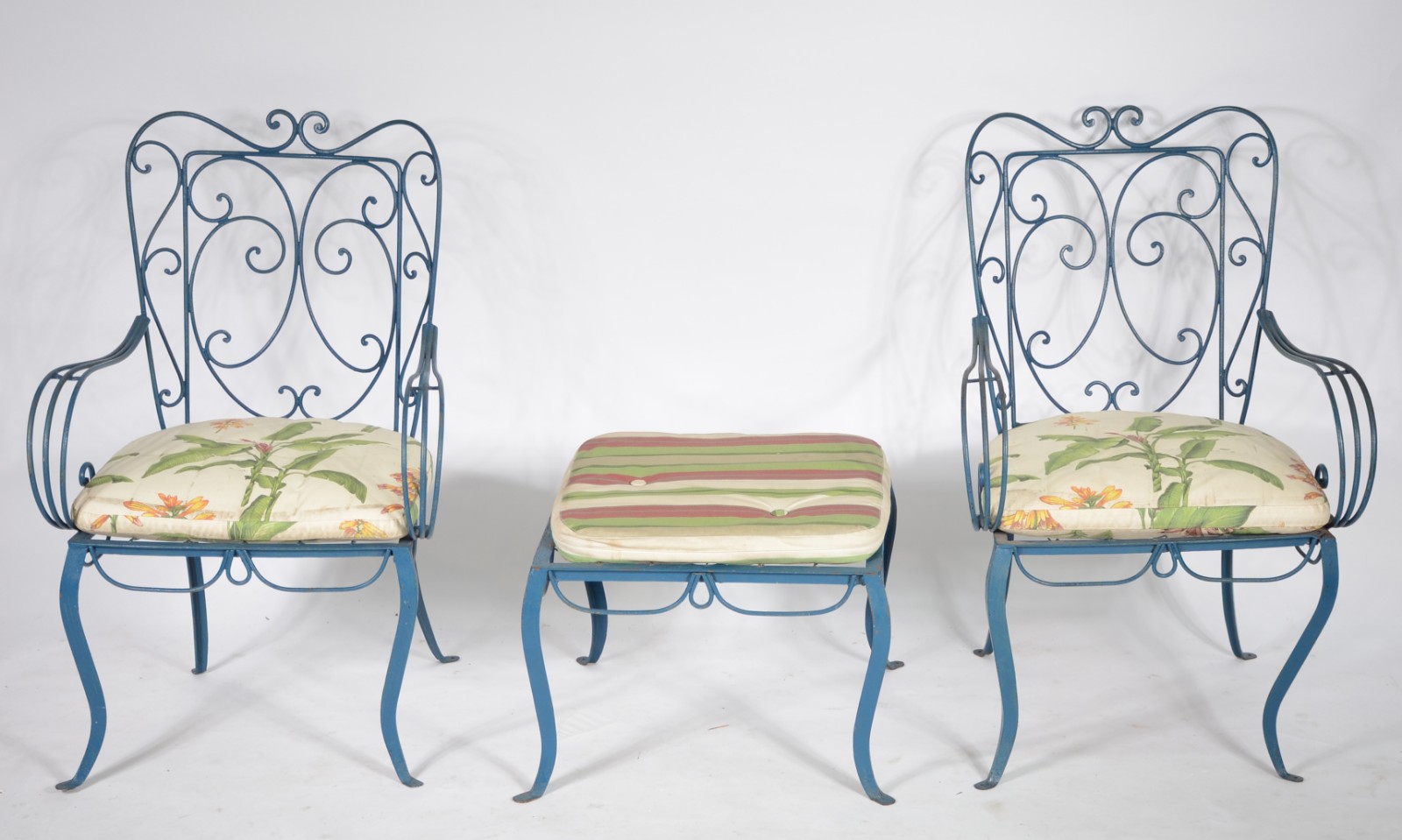 Conjunto de mesa com cinco cadeiras de ferro pintado de azul... - foto 3 de 11