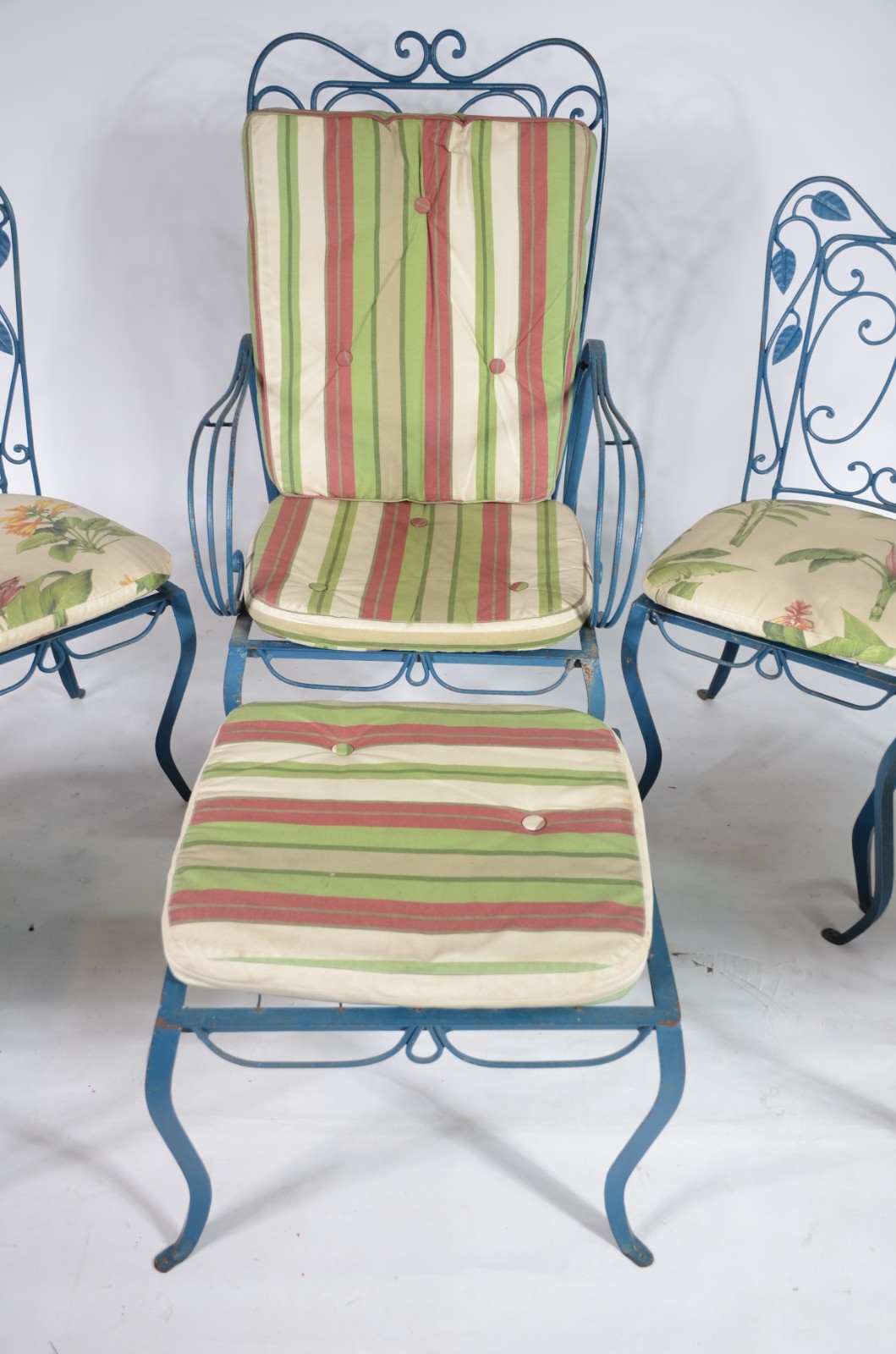 Conjunto de mesa com cinco cadeiras de ferro pintado de azul... - foto 4 de 11