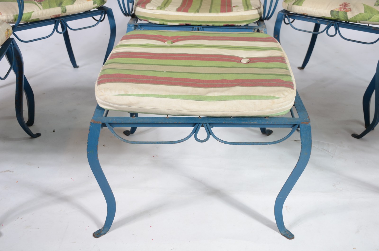 Conjunto de mesa com cinco cadeiras de ferro pintado de azul... - foto 5 de 11