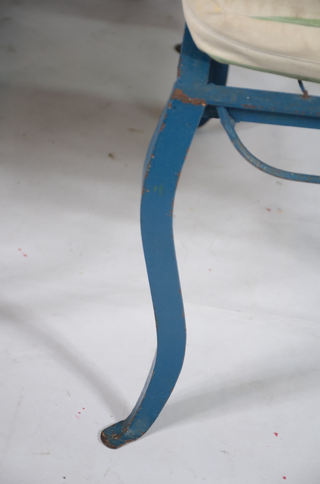 Conjunto de mesa com cinco cadeiras de ferro pintado de azul... - foto 6 de 11