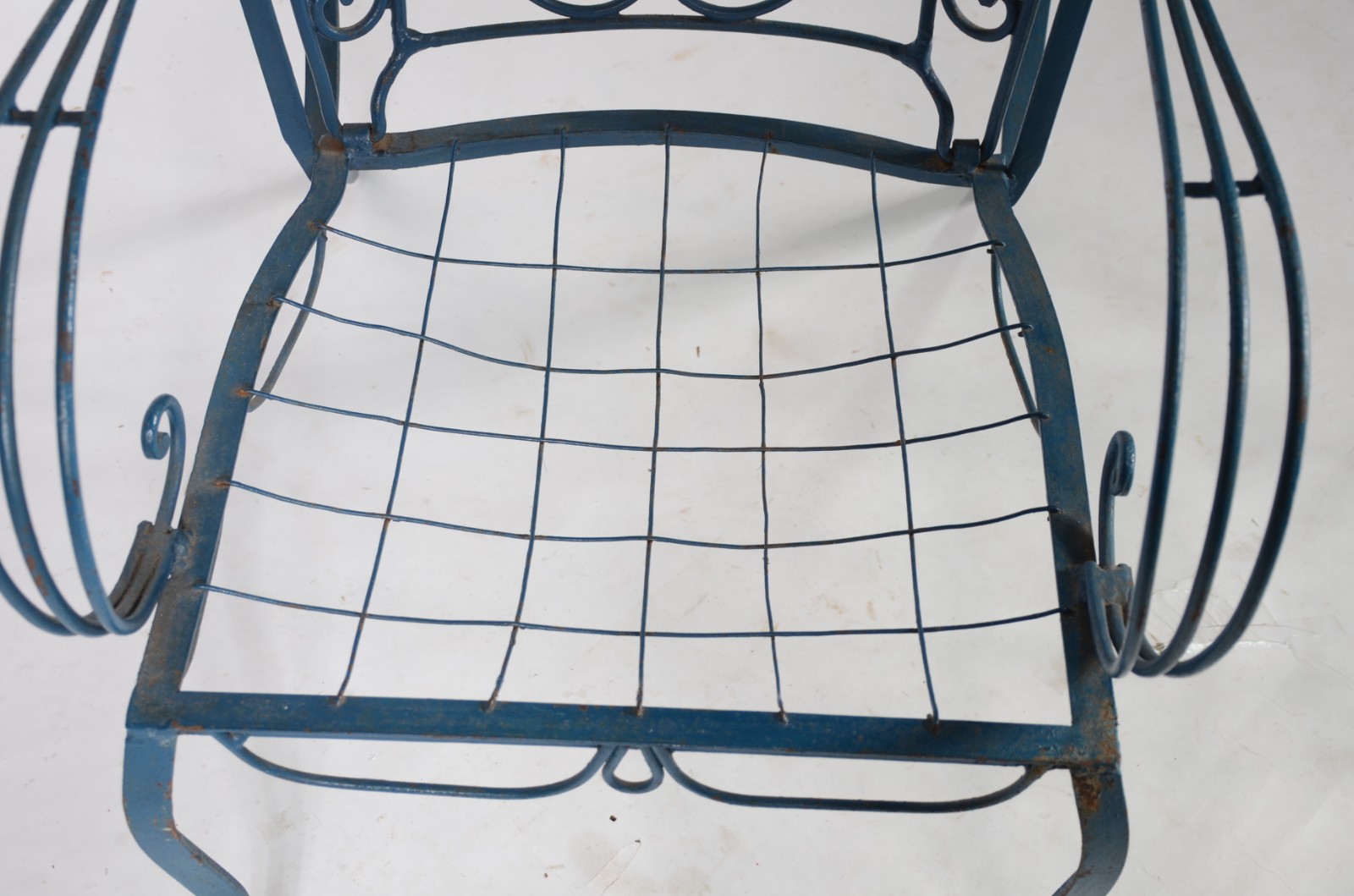 Conjunto de mesa com cinco cadeiras de ferro pintado de azul... - foto 8 de 11