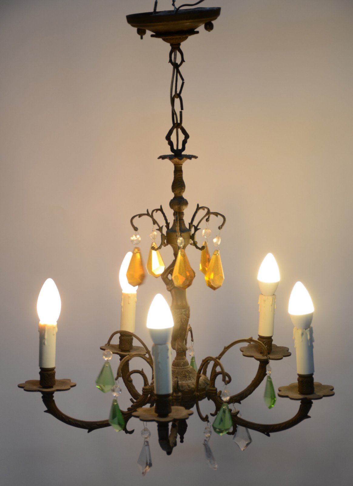 Lustre de metal para 5 luzes decorado com figura de "Pucci" ao centro... - foto 2 de 6