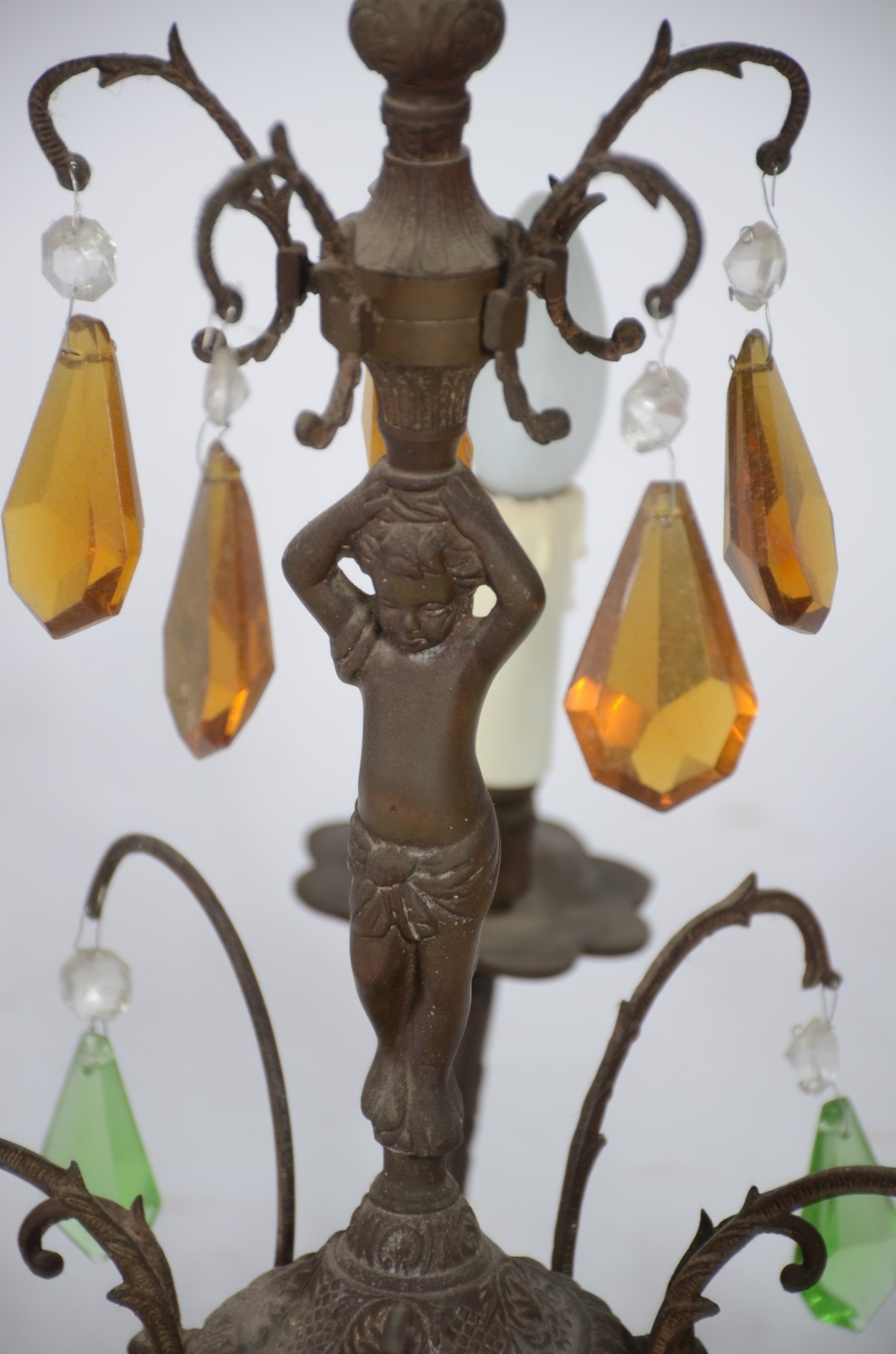 Lustre de metal para 5 luzes decorado com figura de "Pucci" ao centro... - foto 3 de 6