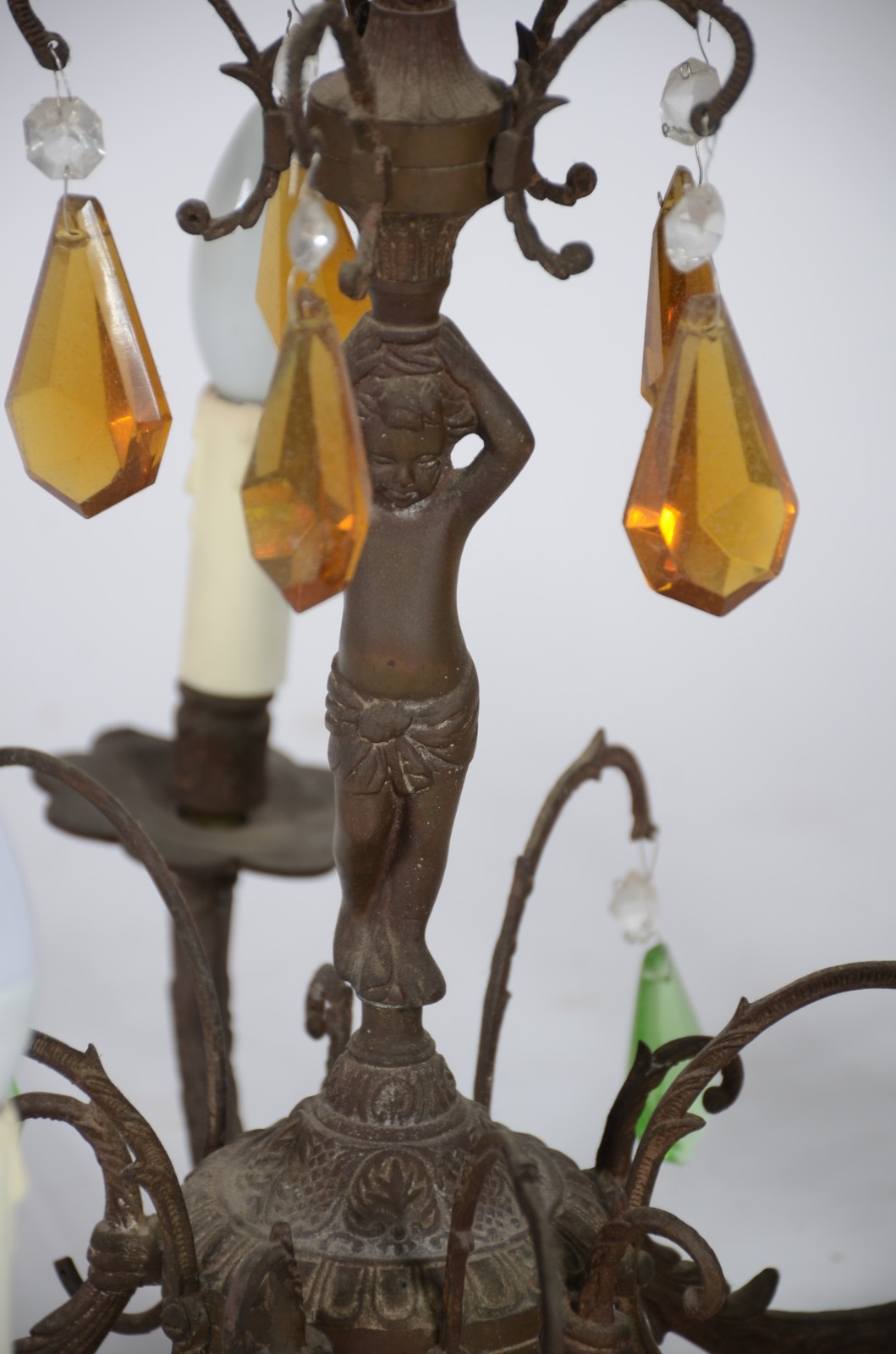 Lustre de metal para 5 luzes decorado com figura de "Pucci" ao centro... - foto 4 de 6