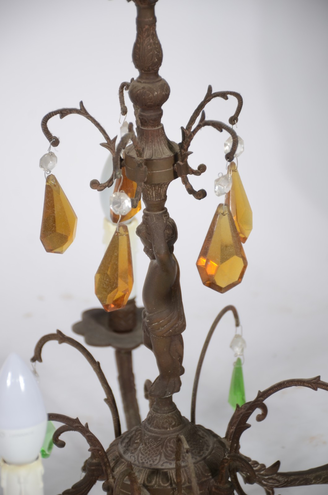Lustre de metal para 5 luzes decorado com figura de "Pucci" ao centro... - foto 5 de 6