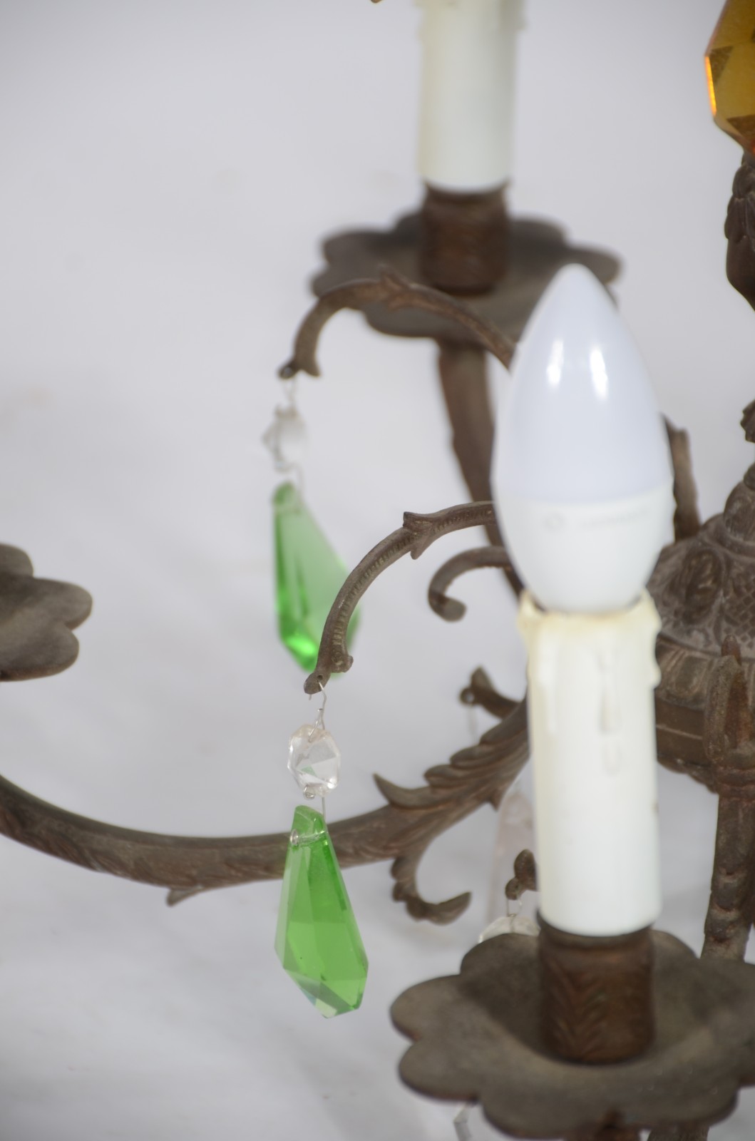 Lustre de metal para 5 luzes decorado com figura de "Pucci" ao centro... - foto 6 de 6