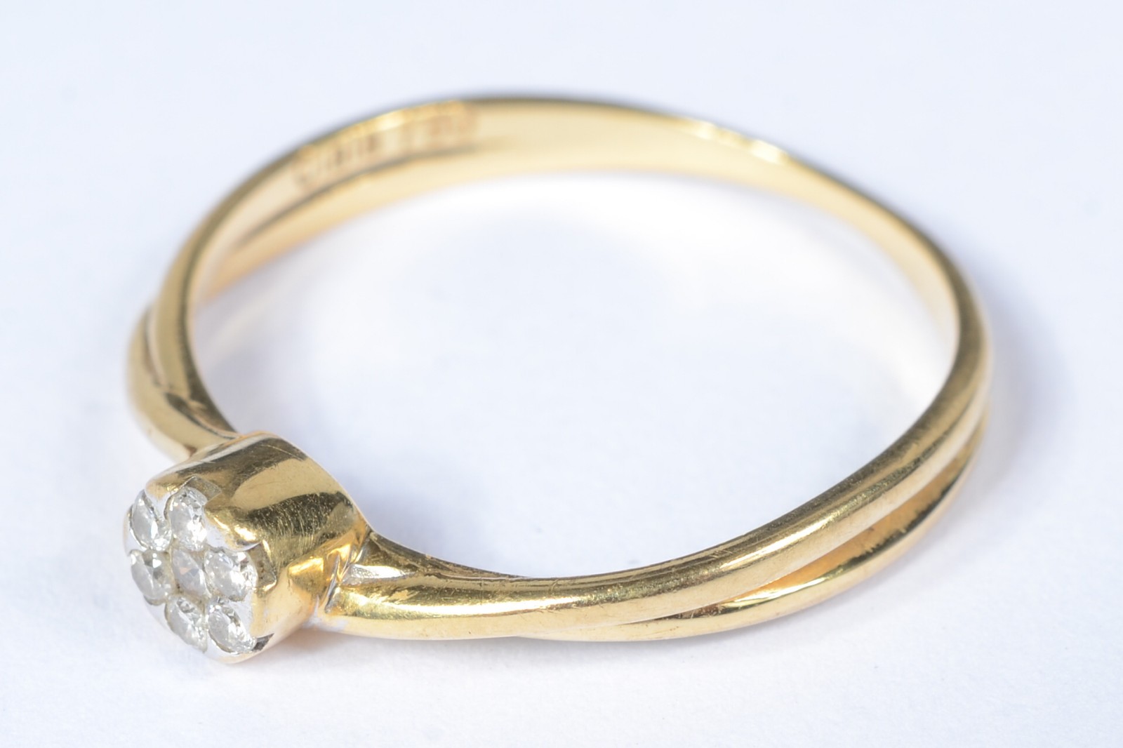 Anel feitio chuveiro de ouro 18 k., contraste 750 mls com brilhantes... - foto 1 de 6