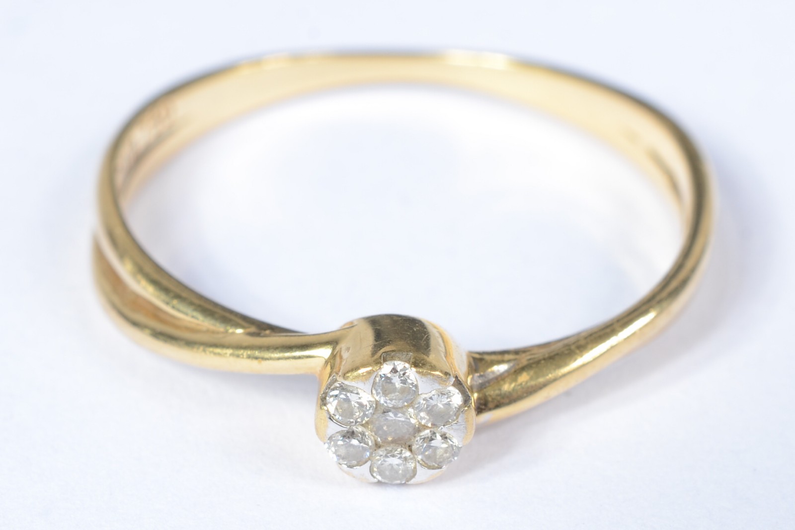 Anel feitio chuveiro de ouro 18 k., contraste 750 mls com brilhantes... - foto 2 de 6