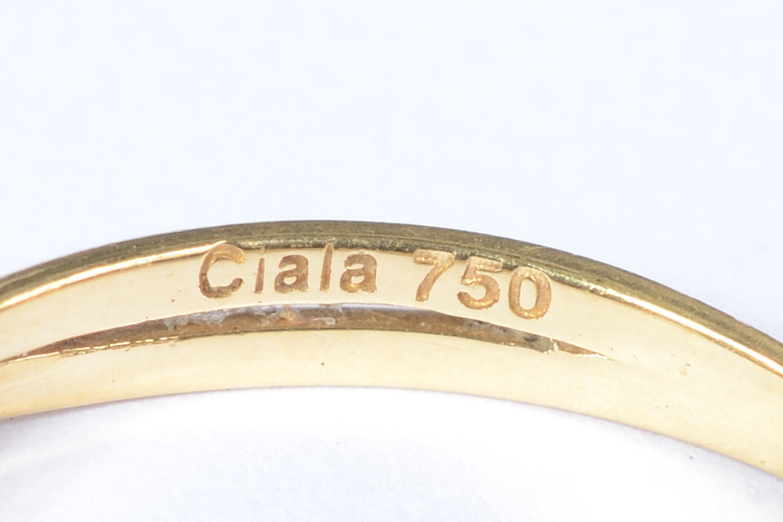 Anel feitio chuveiro de ouro 18 k., contraste 750 mls com brilhantes... - foto 4 de 6