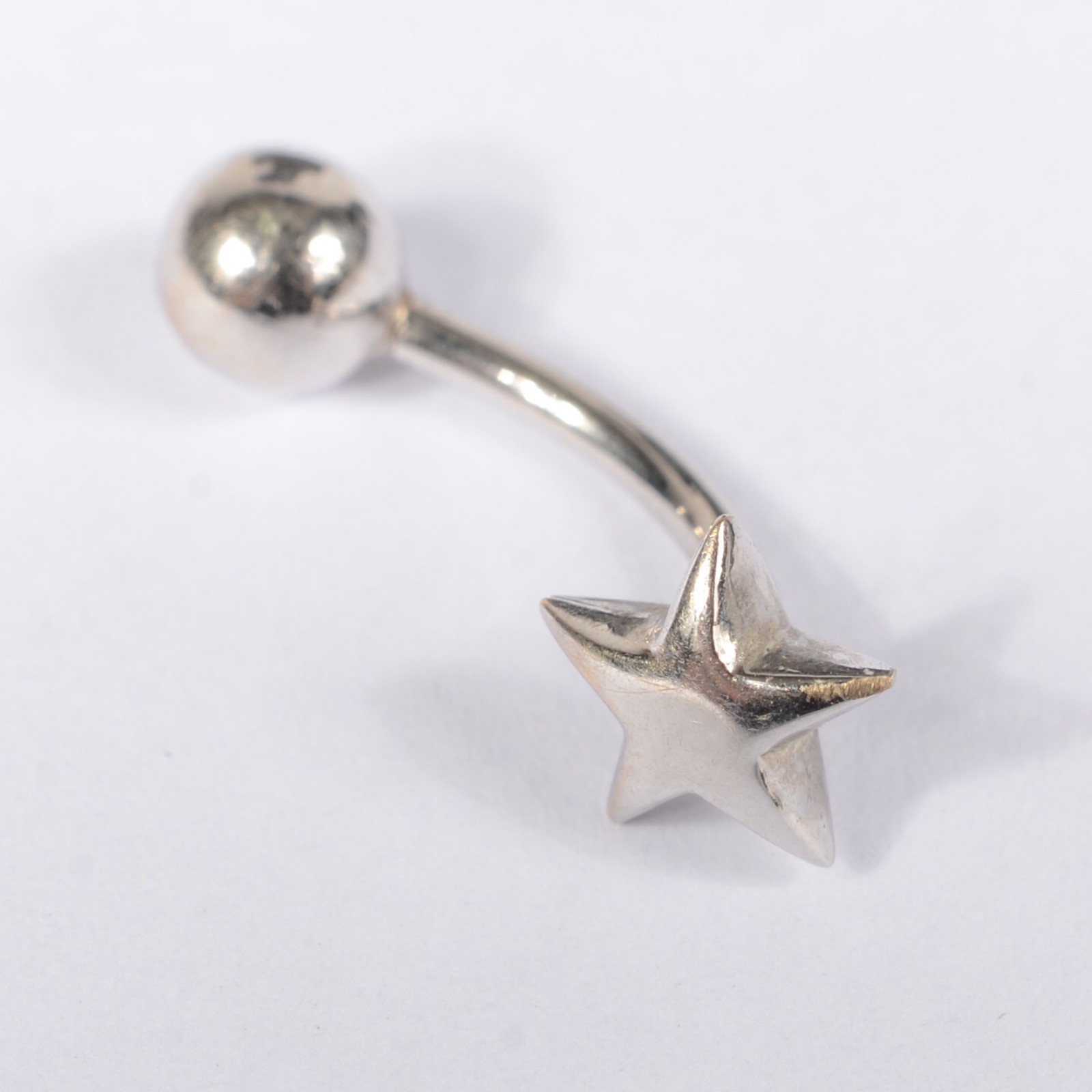 Piercing de ouro branco. (Por motivos de segurança a peça não se... - foto 1 de 5