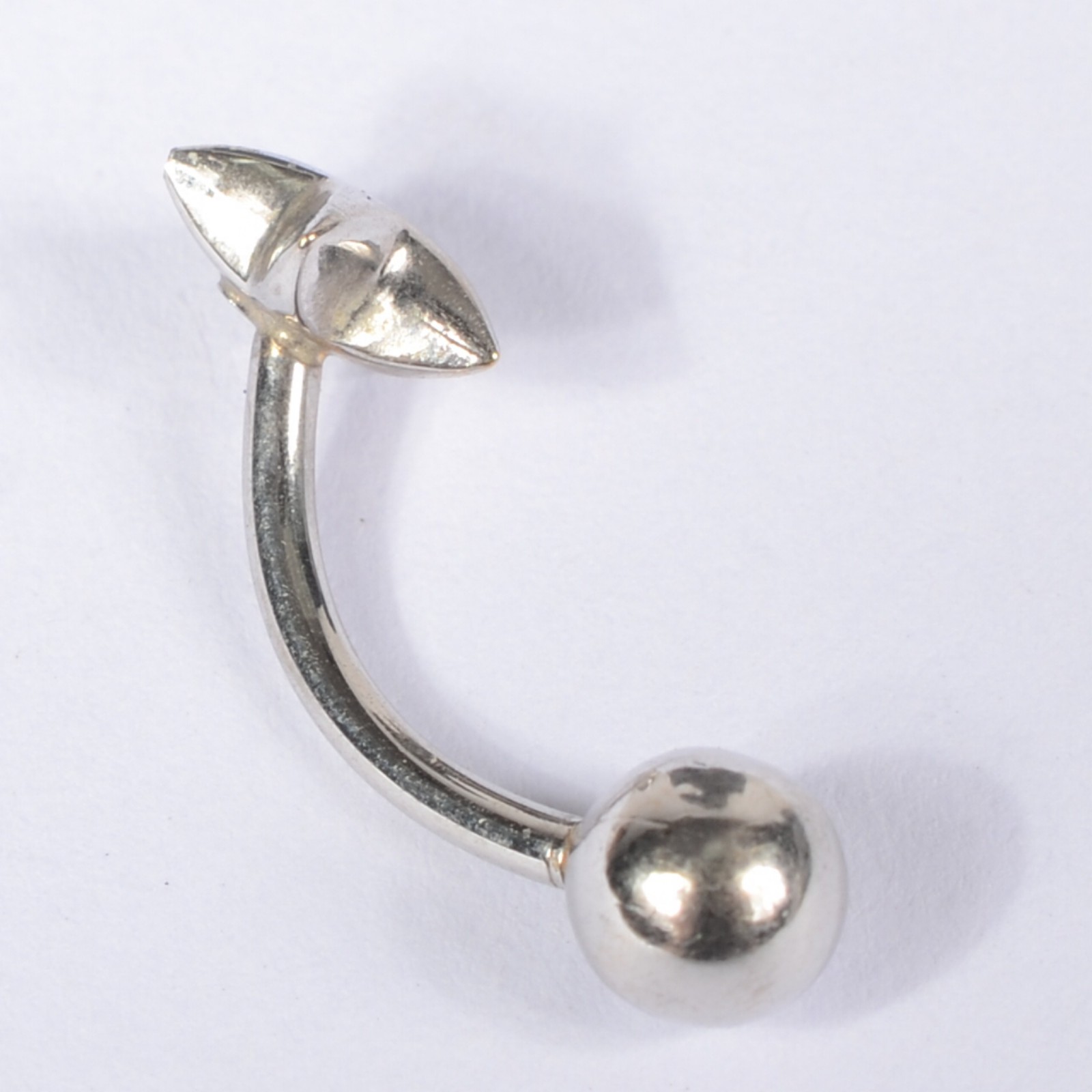Piercing de ouro branco. (Por motivos de segurança a peça não se... - foto 2 de 5