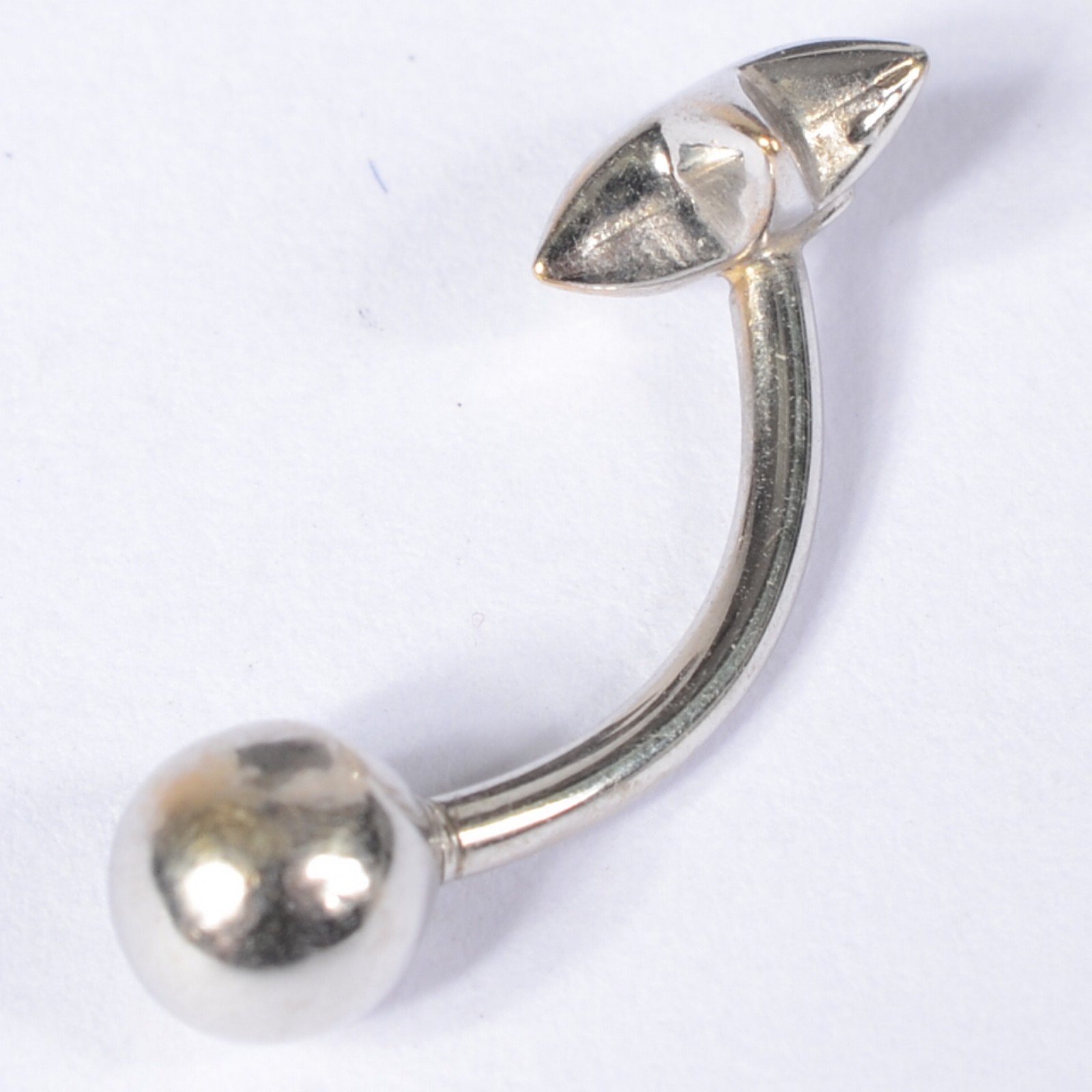 Piercing de ouro branco. (Por motivos de segurança a peça não se... - foto 3 de 5