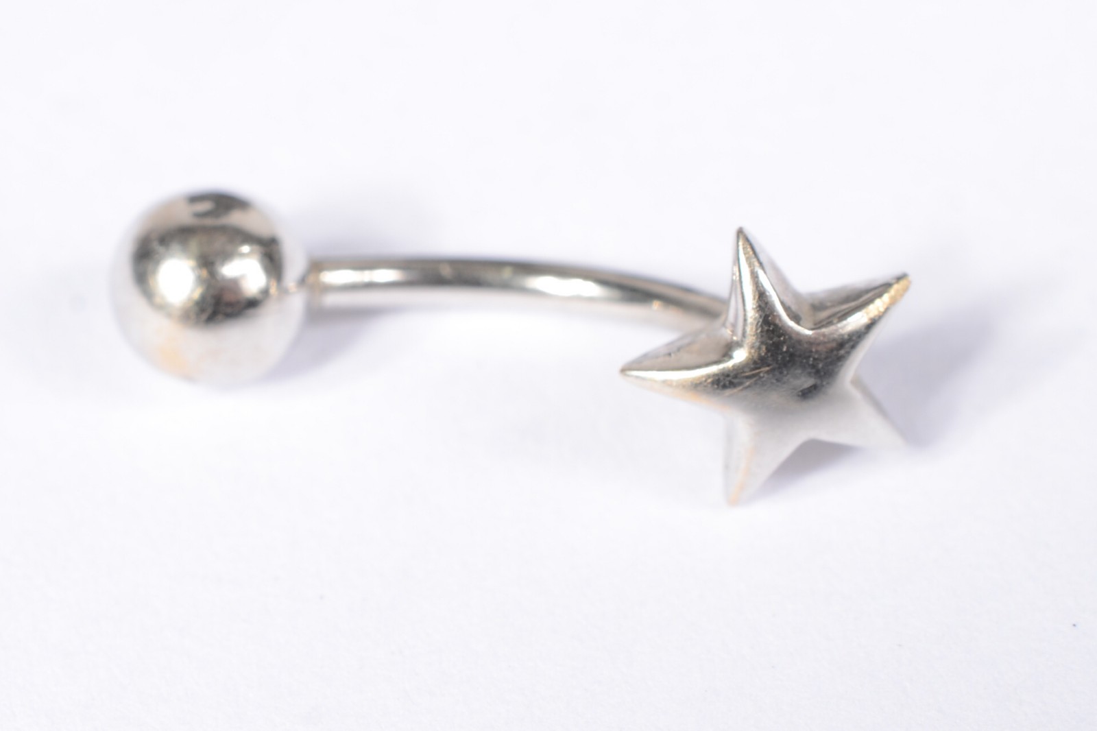 Piercing de ouro branco. (Por motivos de segurança a peça não se... - foto 4 de 5