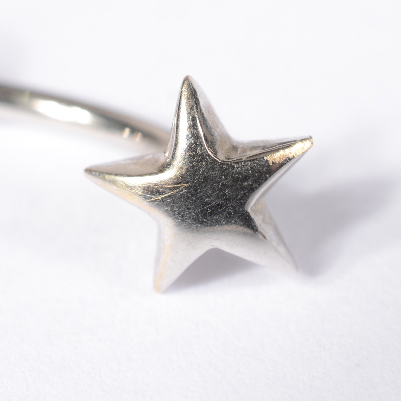 Piercing de ouro branco. (Por motivos de segurança a peça não se... - foto 5 de 5