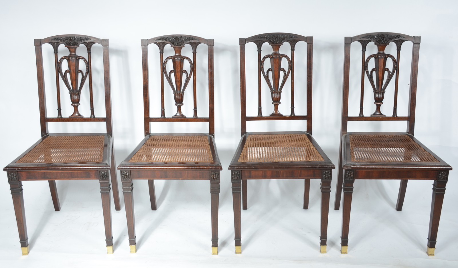 Conjunto com quatro antigas cadeiras de madeira nobre, encostos com... - foto 1 de 9