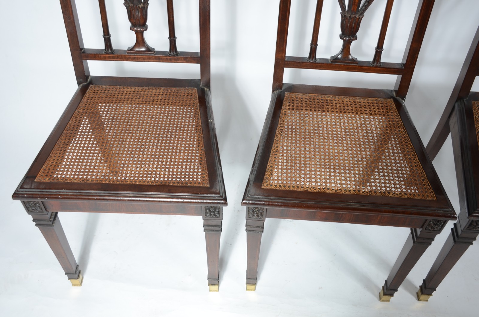 Conjunto com quatro antigas cadeiras de madeira nobre, encostos com... - foto 3 de 9