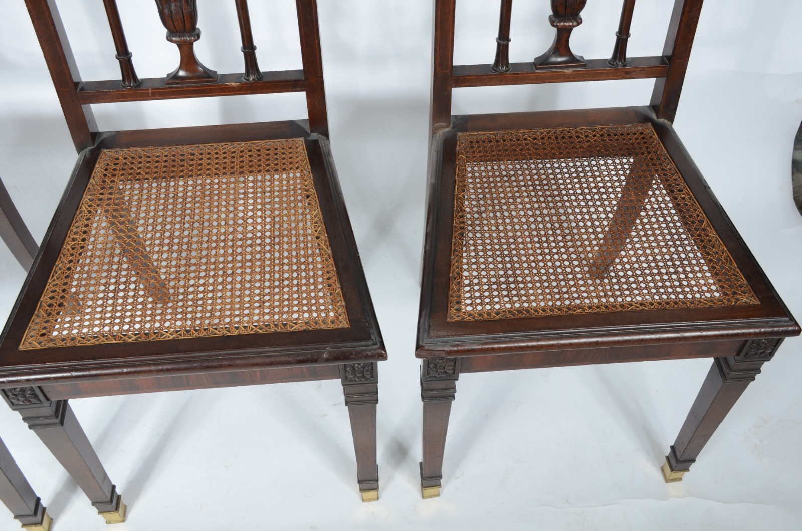 Conjunto com quatro antigas cadeiras de madeira nobre, encostos com... - foto 4 de 9