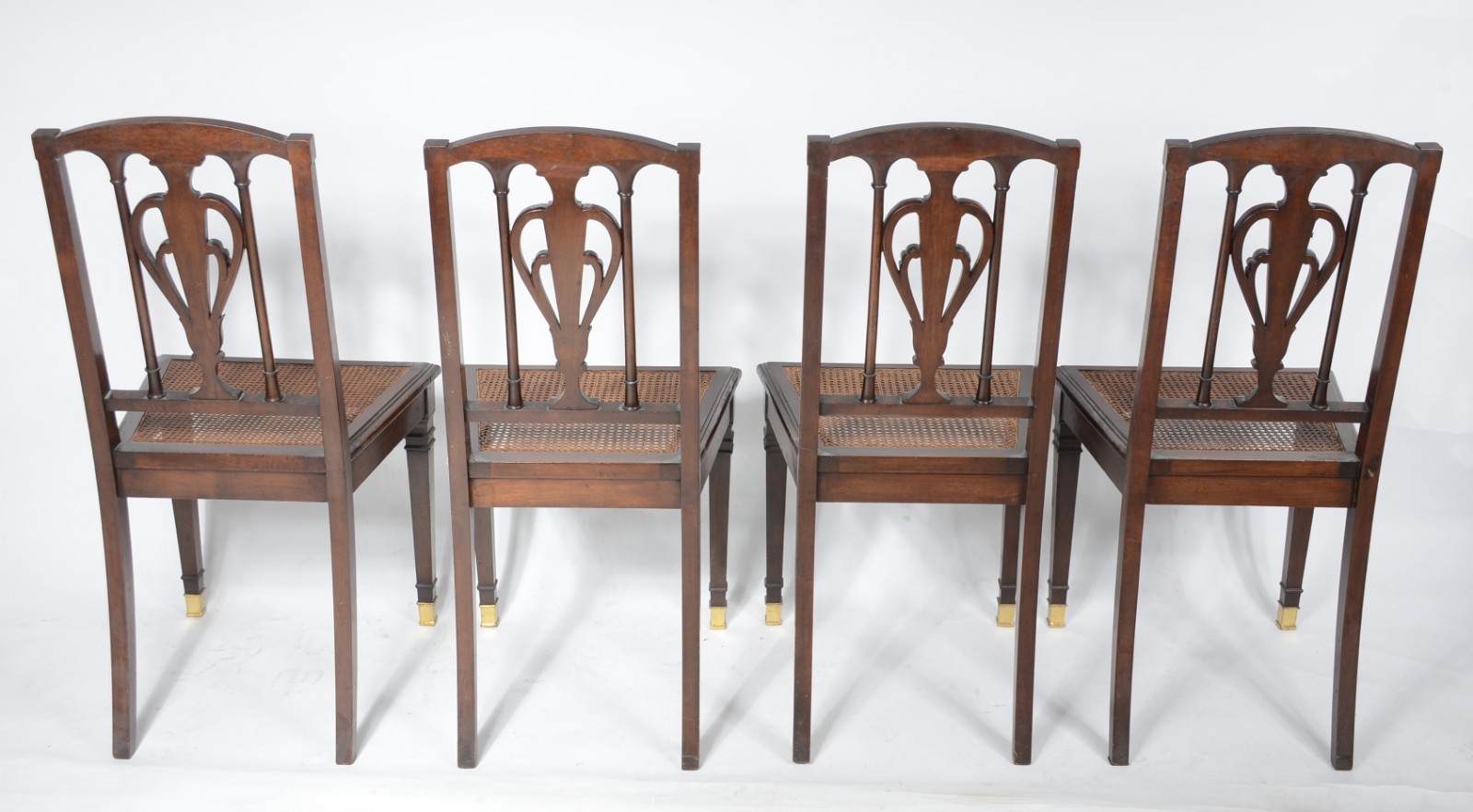 Conjunto com quatro antigas cadeiras de madeira nobre, encostos com... - foto 6 de 9
