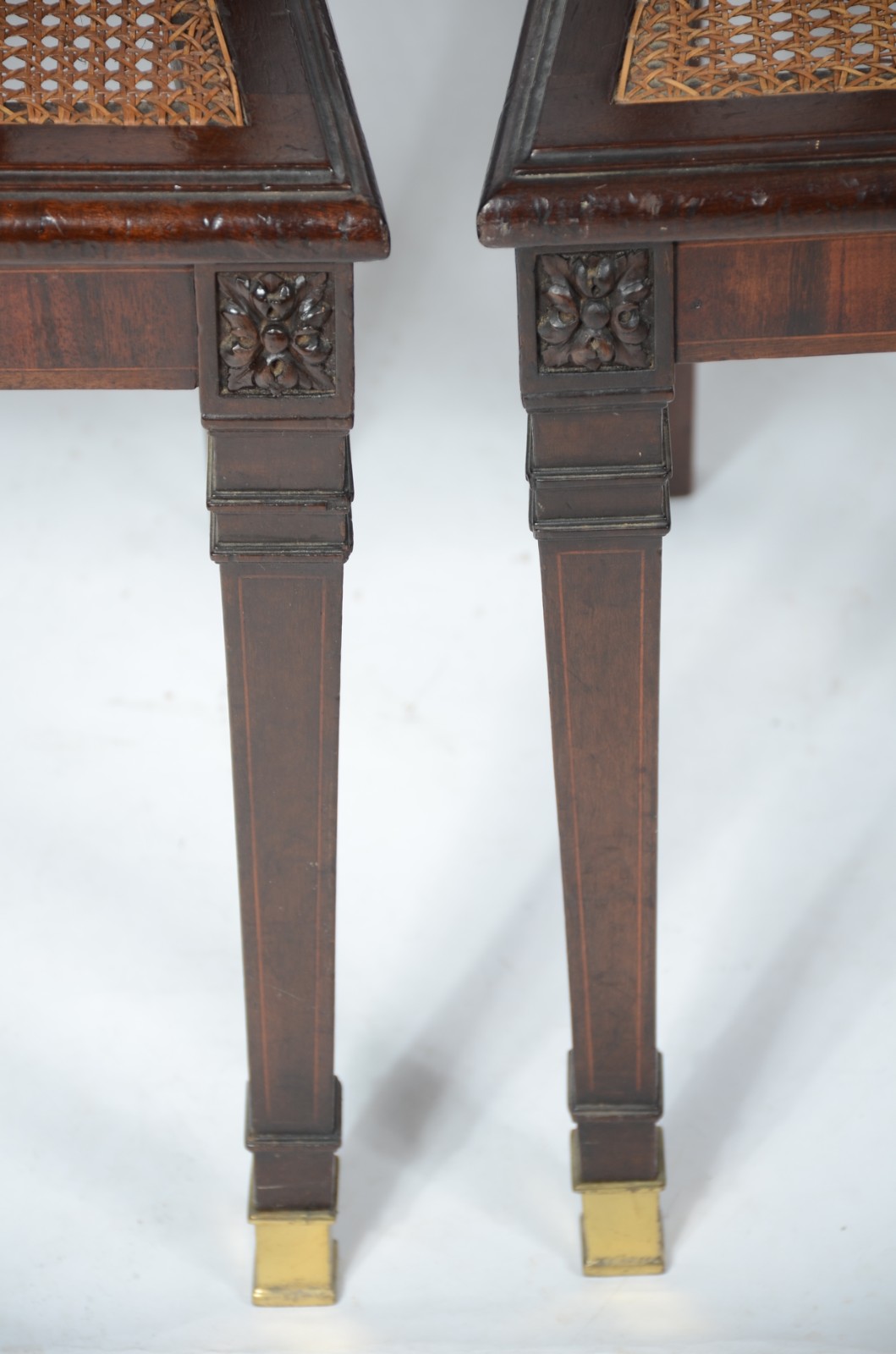 Conjunto com quatro antigas cadeiras de madeira nobre, encostos com... - foto 7 de 9