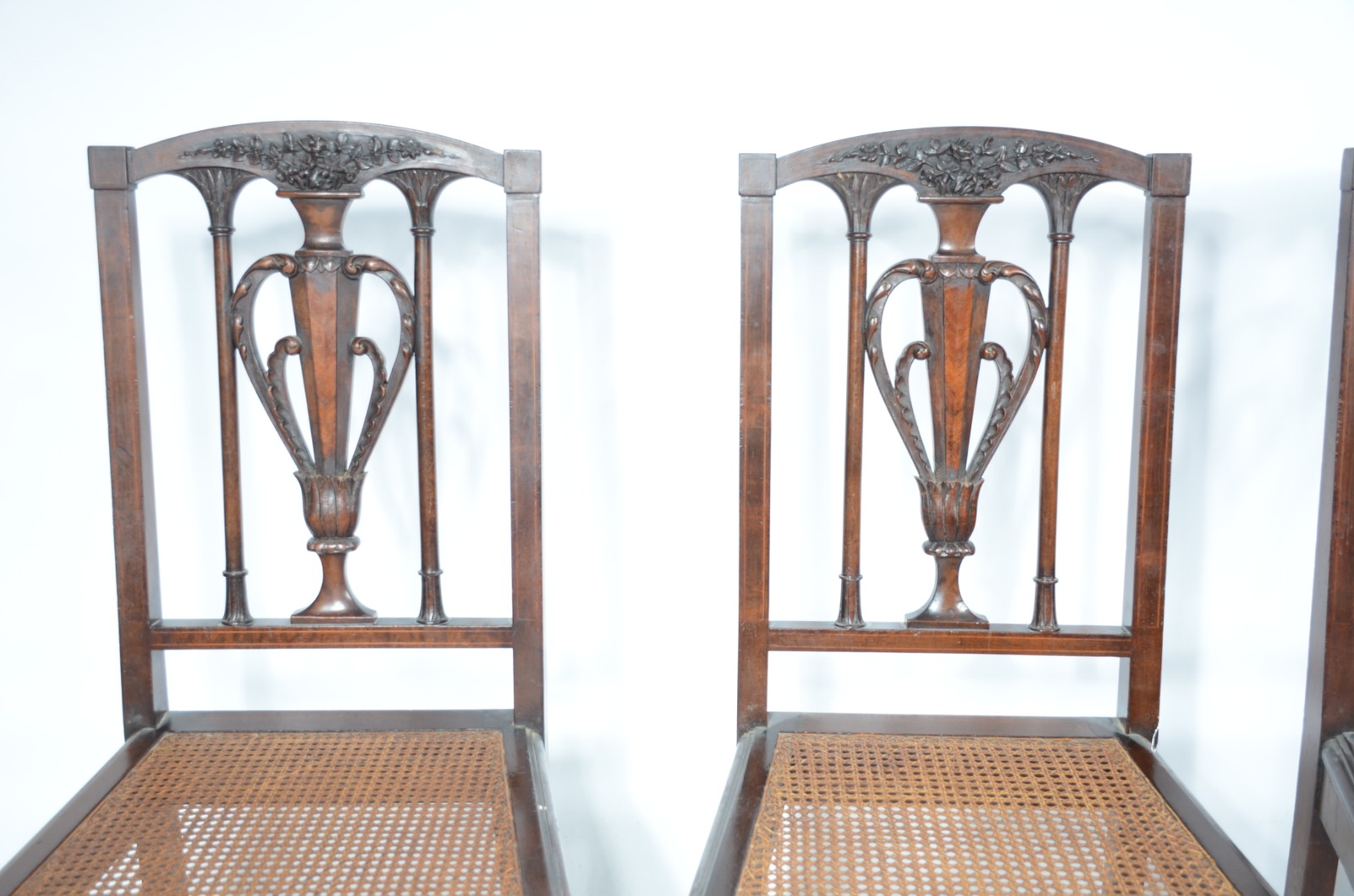 Conjunto com quatro antigas cadeiras de madeira nobre, encostos com... - foto 8 de 9
