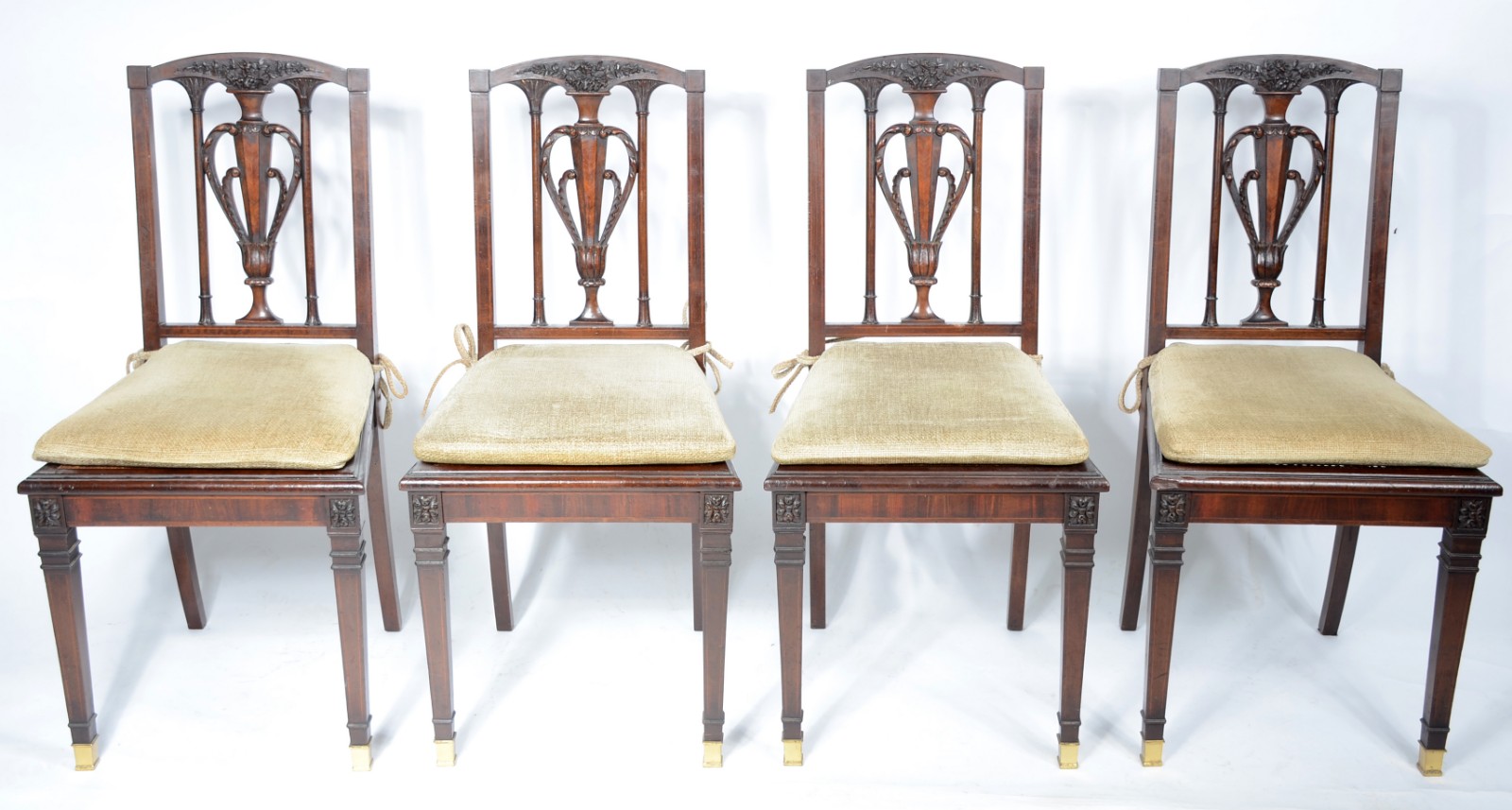 Conjunto com quatro antigas cadeiras de madeira nobre, encostos com... - foto 2 de 9