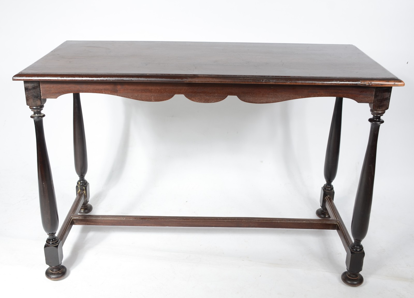 Mesa/ aparador de madeira nobre, saia recortada, quatro pernas... - foto 2 de 7