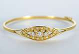 Pulseira de ouro 18 k., feitio "escrava" com br... - Pulseira de ouro 18 k., feitio "escrava" com brilhantes. (Por motivos de segurança a peça não se encontra na loja).