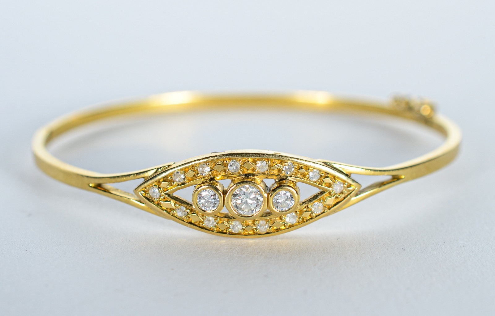 Pulseira de ouro 18 k., feitio "escrava" com brilhantes. (Por motivos... - foto 2 de 5