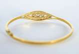 Pulseira de ouro 18 k., feitio "escrava" com br... - Pulseira de ouro 18 k., feitio "escrava" com brilhantes. (Por motivos de segurança a peça não se encontra na loja).