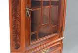 Vitrine de canto de madeira nobre, porta superi... - Vitrine de canto de madeira nobre, porta superior envidraçada com prateleiras internas, gaveta central e parte inferior com porta e prateleira i...