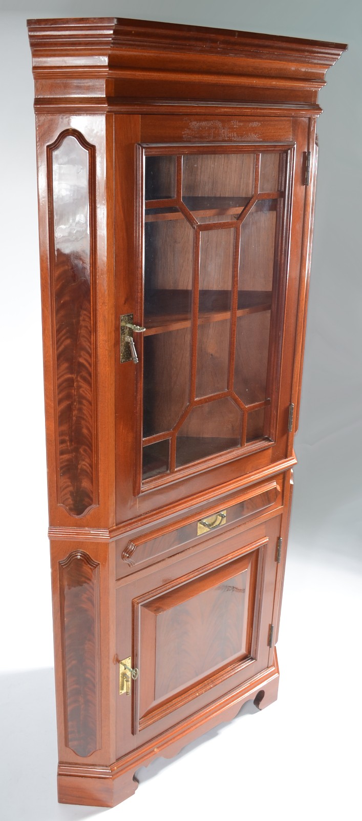 Vitrine de canto de madeira nobre, porta superior envidraçada com... - foto 2 de 10