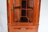 Vitrine de canto de madeira nobre, porta superi... - Vitrine de canto de madeira nobre, porta superior envidraçada com prateleiras internas, gaveta central e parte inferior com porta e prateleira i...