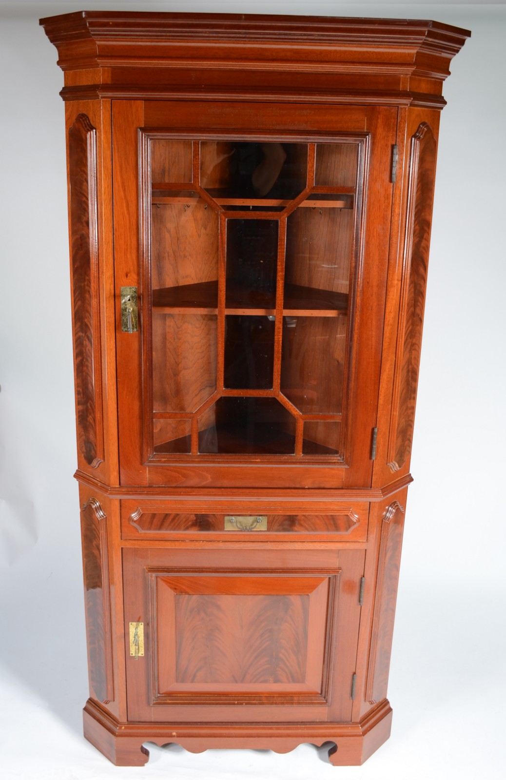 Vitrine de canto de madeira nobre, porta superior envidraçada com... - foto 1 de 10