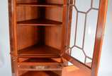 Vitrine de canto de madeira nobre, porta superi... - Vitrine de canto de madeira nobre, porta superior envidraçada com prateleiras internas, gaveta central e parte inferior com porta e prateleira i...