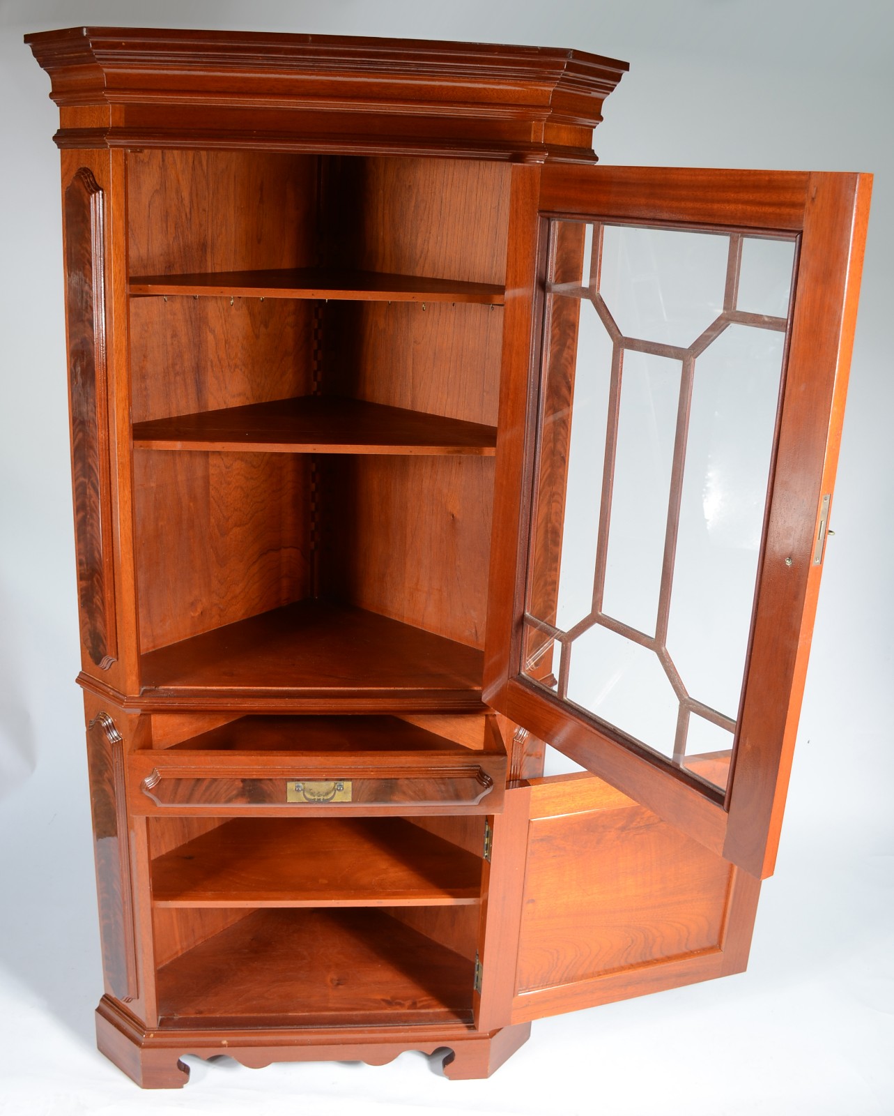 Vitrine de canto de madeira nobre, porta superior envidraçada com... - foto 3 de 10