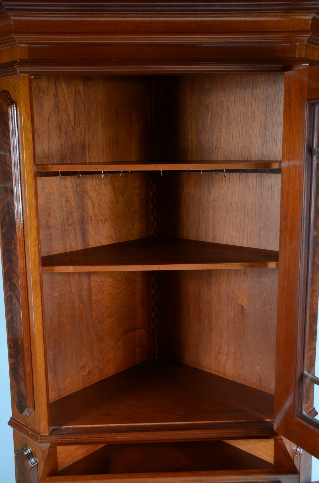 Vitrine de canto de madeira nobre, porta superior envidraçada com... - foto 4 de 10