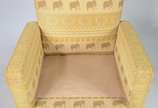 Poltrona estofada e forrada em tecido amarelo c... - Poltrona estofada e forrada em tecido amarelo com figuras de elefantes, pés palito.