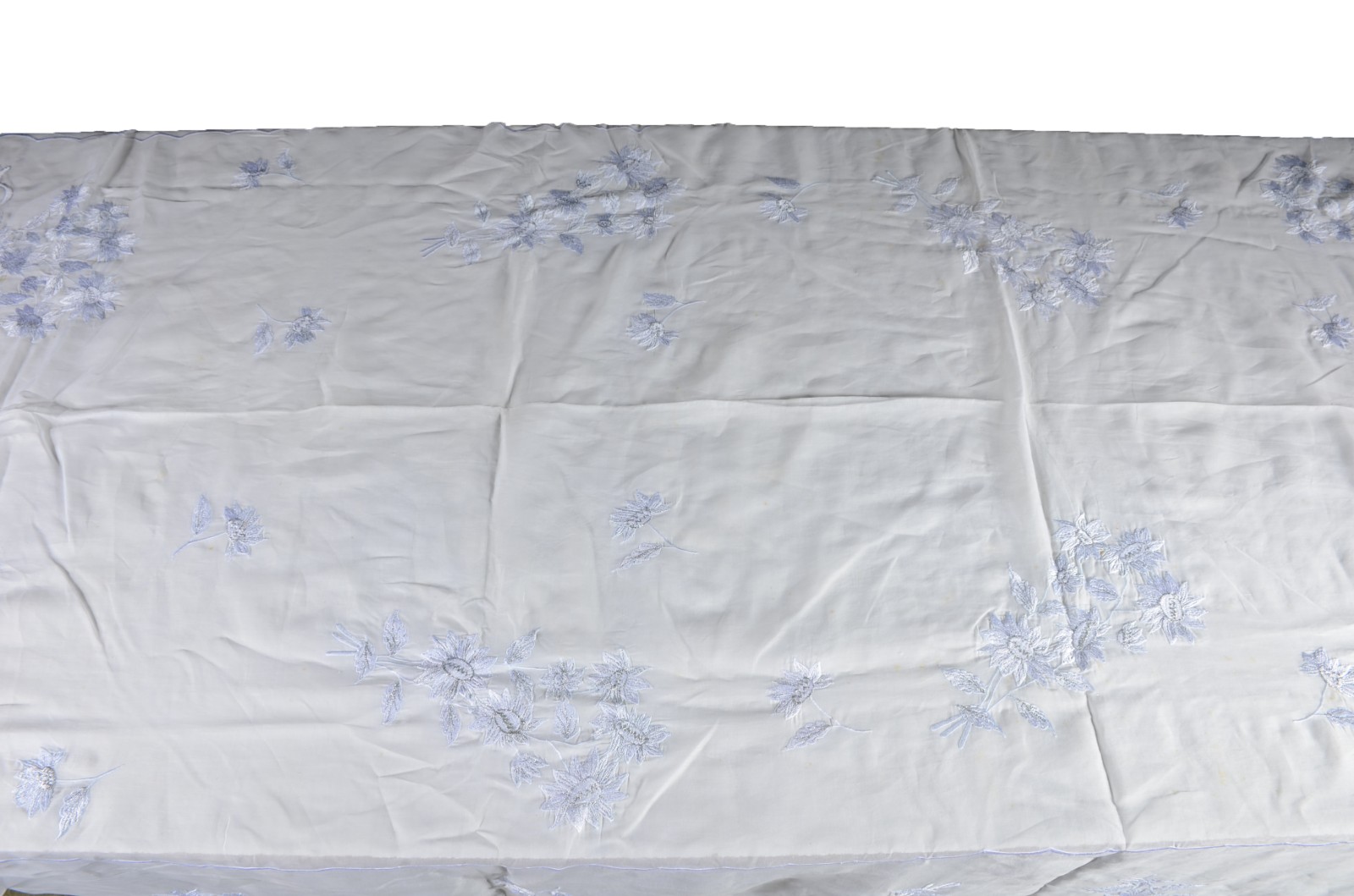 Duas toalhas de mesa, sendo uma de organza com flores bordadas com 24... - foto 5 de 10