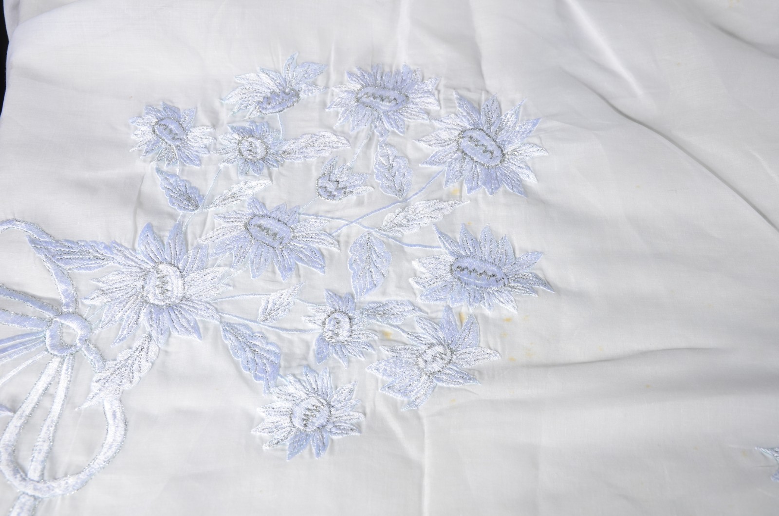 Duas toalhas de mesa, sendo uma de organza com flores bordadas com 24... - foto 6 de 10