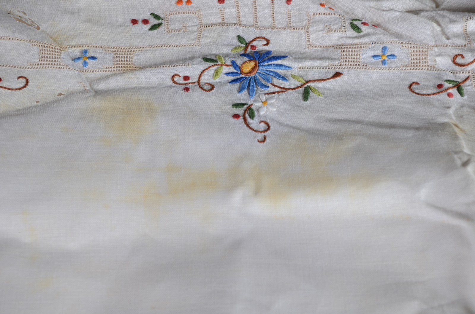 Duas toalhas de mesa, sendo uma de organza com flores bordadas com 24... - foto 8 de 10
