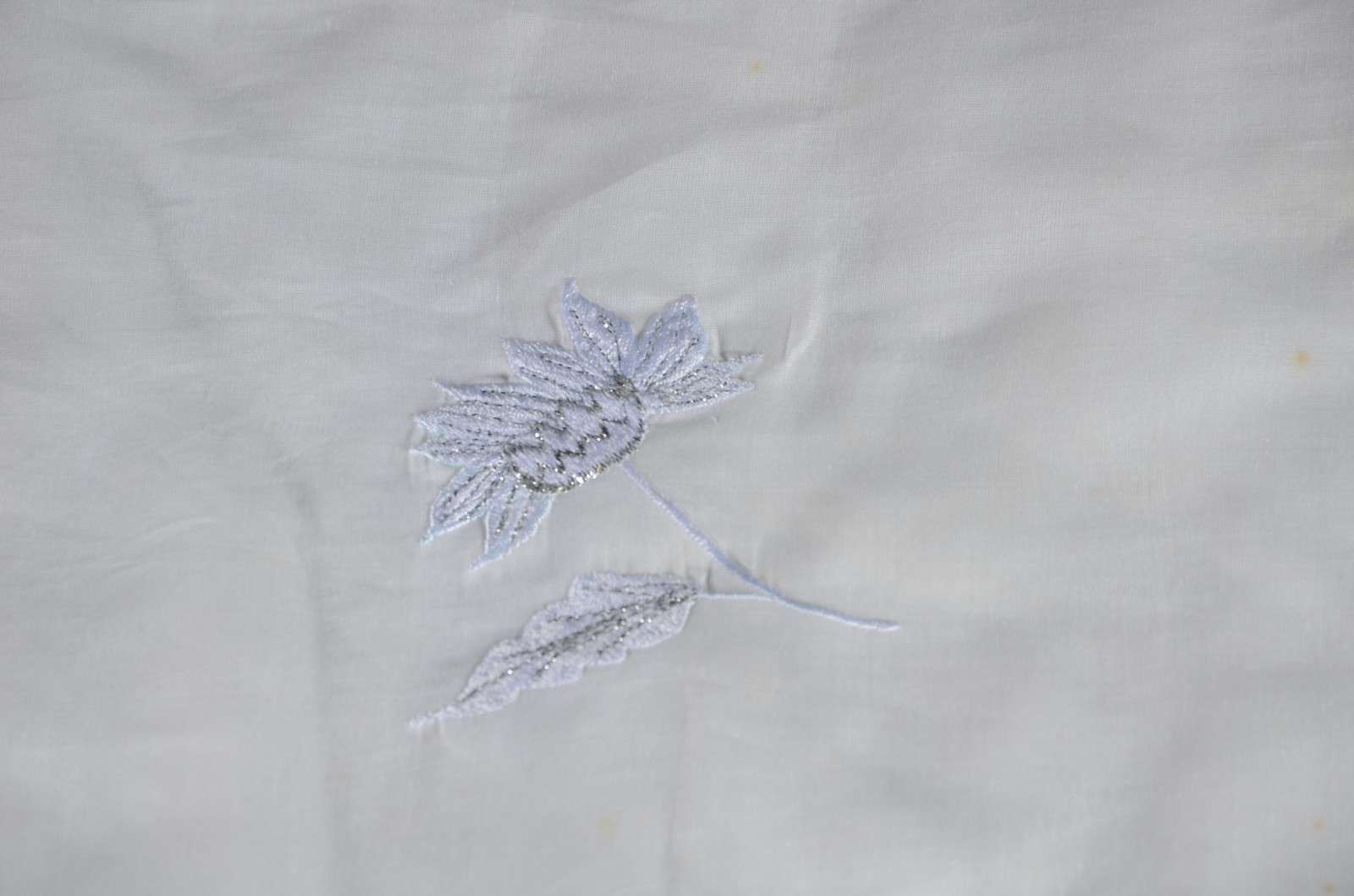 Duas toalhas de mesa, sendo uma de organza com flores bordadas com 24... - foto 10 de 10