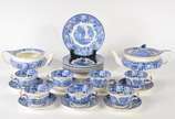 Wood & Sons (1865-1995),  - Conjunto de faiança inglesa decorado com cenas rurais em azul e branco, composto de: 7 xícaras de chá com pires; 10 pratos de sobremesa (um lascado na