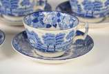 Wood & Sons (1865-1995),  - Conjunto de faiança inglesa decorado com cenas rurais em azul e branco, composto de: 7 xícaras de chá com pires; 10 pratos de sobremesa (um lascado na