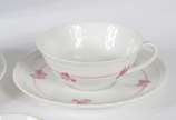 Vista Alegre (1824),  - Serviço de chá e café de porcelana portuguesa Vista Alegre, decorado com guirlandas florais cor de rosa, composto de: 7 xícaras de café com pires, 7 x